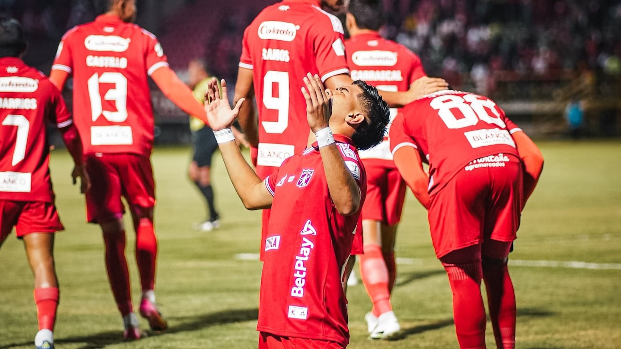 José Cavadía (centro) celebra su gol contra Boyacá Chicó, por la fecha 18 de la Liga Colombiana 2025.