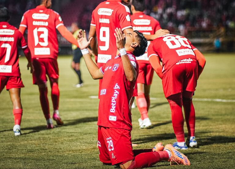 José Cavadía (centro) celebra su gol contra Boyacá Chicó, por la fecha 18 de la Liga Colombiana 2025.