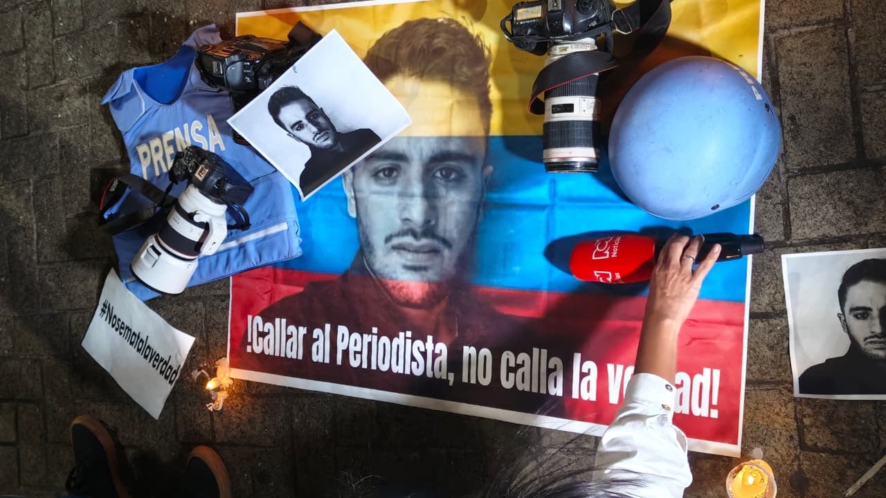 Reporteros gráficos, camarógrafos y periodistas de la ciudad de Cali pertenecientes al Círculo de Reporteros Gráficos del Valle del Cauca, Ciregráficos levantaron su voz durante un plantón en el Boulevard del río por el asesinato del periodista Mateo Pérez Rueda en Briceño Antioquía .