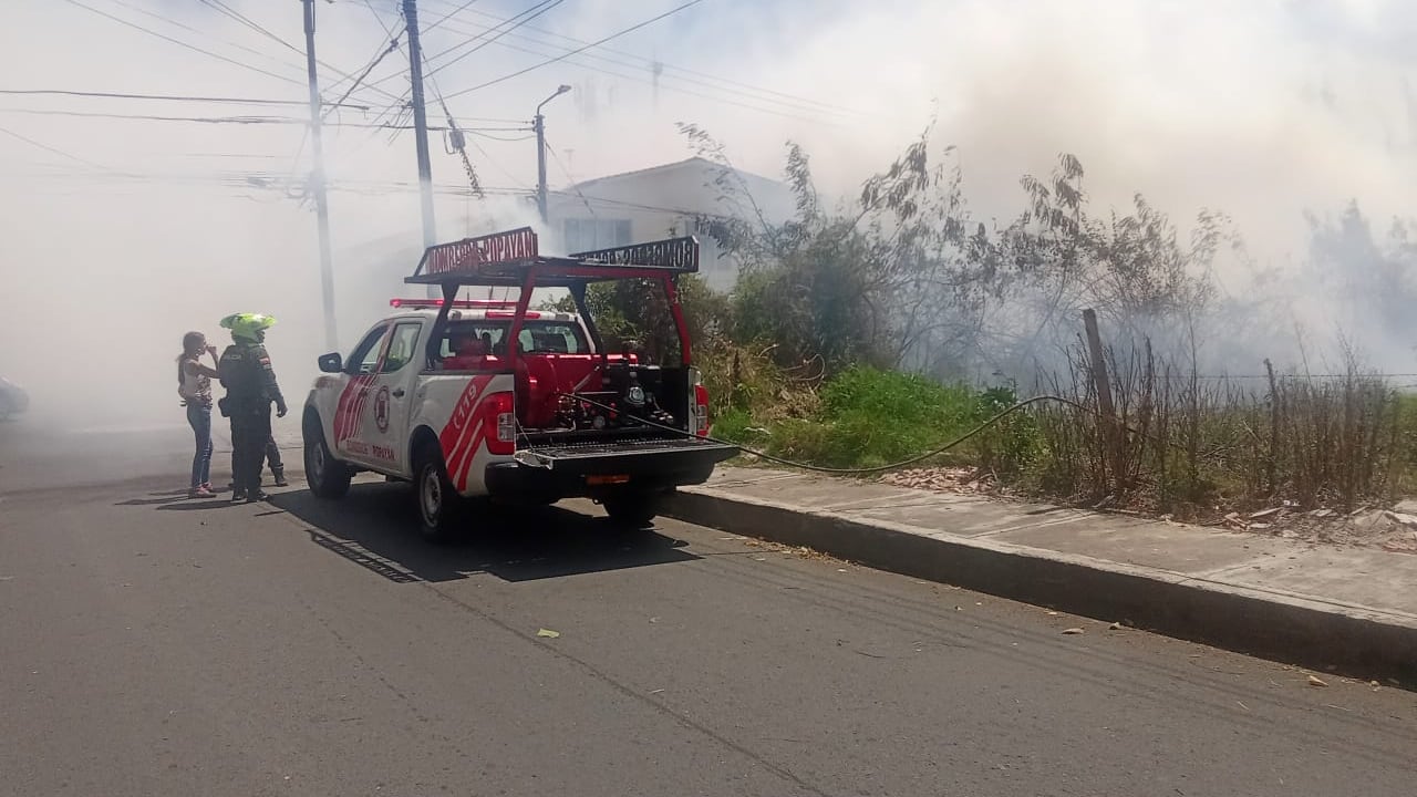 Habitantes del barrio Ciudad Jardín en Popayán reportaron fuerte incendio forestal.
