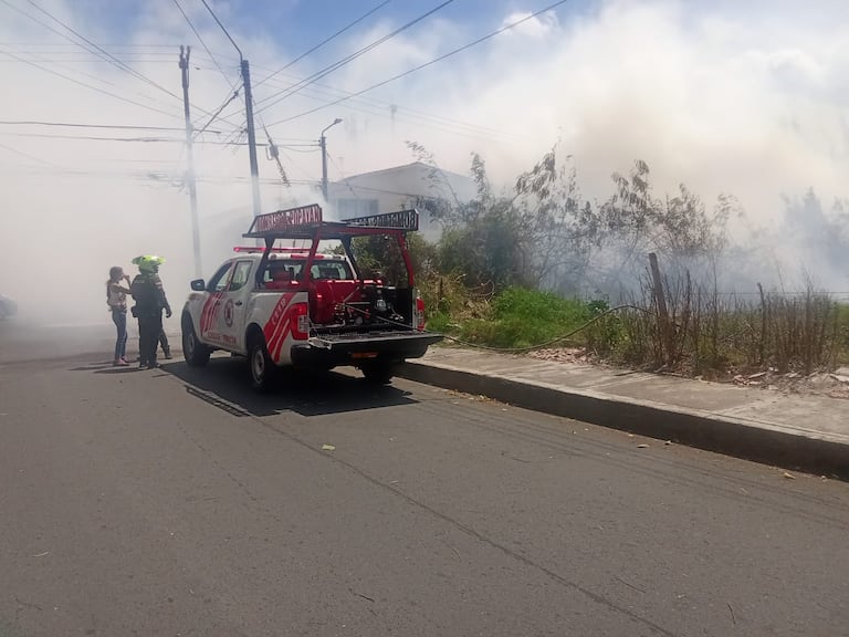 Habitantes del barrio Ciudad Jardín en Popayán reportaron fuerte incendio forestal.