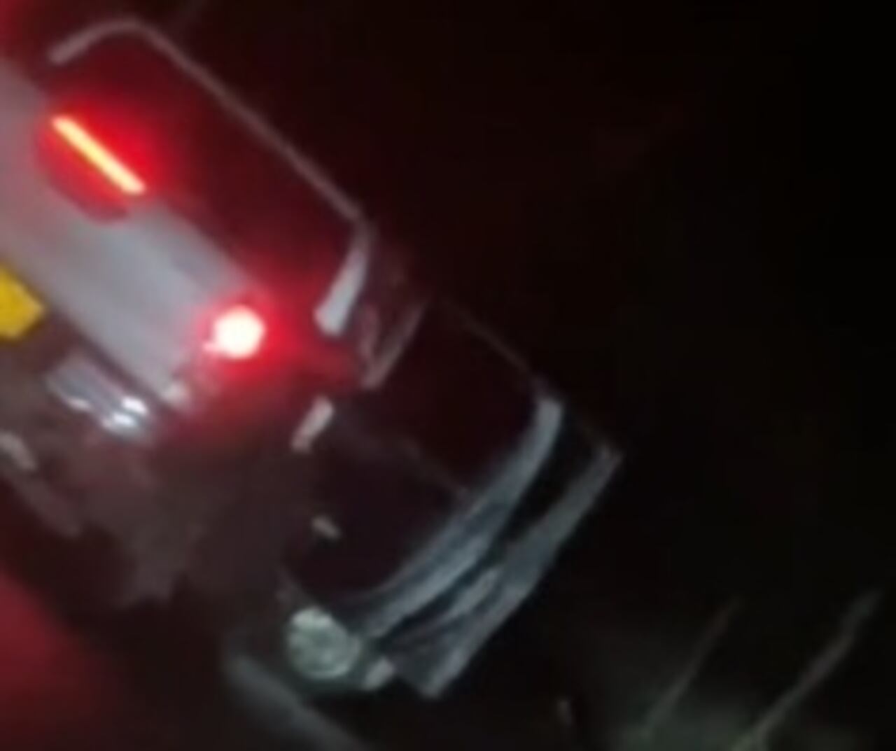Los sujetos obligaron a descender del vehículo a varias personas, quienes posteriormente habrían sido trasladadas hacia un lugar desconocido.