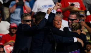 El candidato presidencial republicano, el ex presidente de Estados Unidos, Donald Trump, es llevado por el Servicio Secreto después de que sonaron disparos