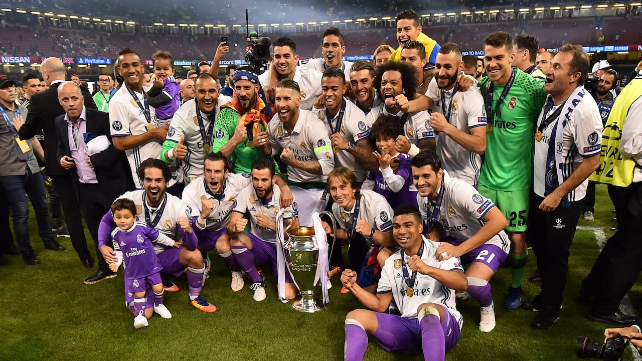 Los jugadores del Real Madrid posan con el trofeo después de que el Real Madrid ganara la final de la UEFA Champions League entre la Juventus y el Real Madrid en el Principality Stadium en Cardiff, sur de Gales, el 3 de junio de 2017. (Foto de Glyn KIRK / AFP)