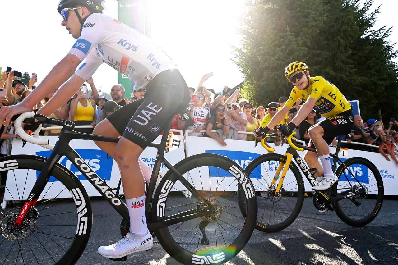 Así quedó en evidencia fotográfica la pelea 'pedal a pedal' entre Vingegaard y Pogacar