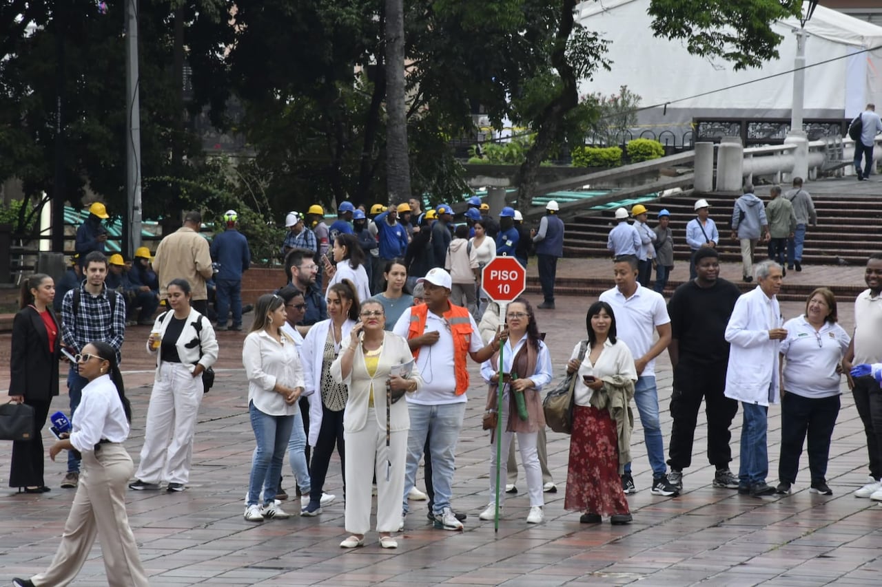 Ciudadanos y funcionarios públicos de Cali evacuaron las edificaciones para dirigirse a los puntos de encuentro establecidos durante el Simulacro Nacional de Emergencias.