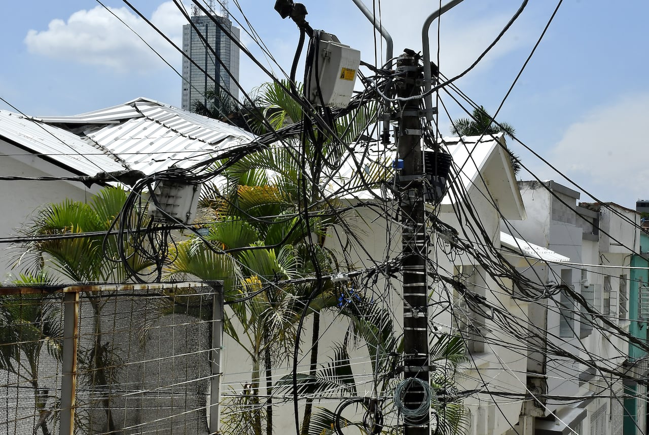 Cali es la ciudad de las telarañas de cables en los postes, una problemática de contaminación visual que afecta principalmente al norte de la ciudad. El 70% del cableado corresponde a internet televisión, teléfono con kilómetros de cables en desuso que cruzan los cielos de la ciudad y forman rollos interminables en los postes. Pese a los proyectos para instalar cajas subterráneas donde se guarden los cables sobrantes esta iniciativa no se ha implementado aún y los costos de enterrar el cableado tienen a la ciudadanía con los cables cruzados