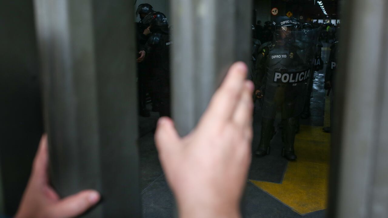 Manifestantes bloquean las entradas del Palacio de Justicia