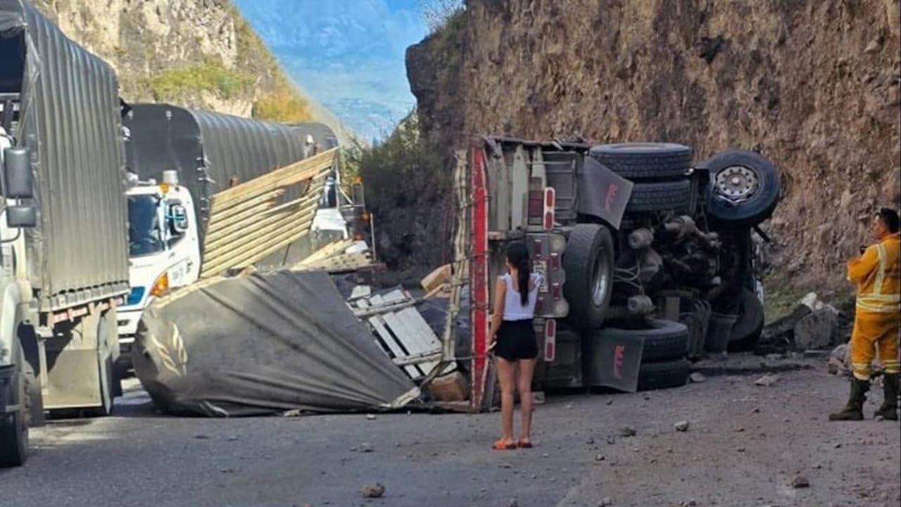 Camión volcado en la vía Panamericana en el km 44, vía que conduce del municipio de Chachaguí a Mojarras,