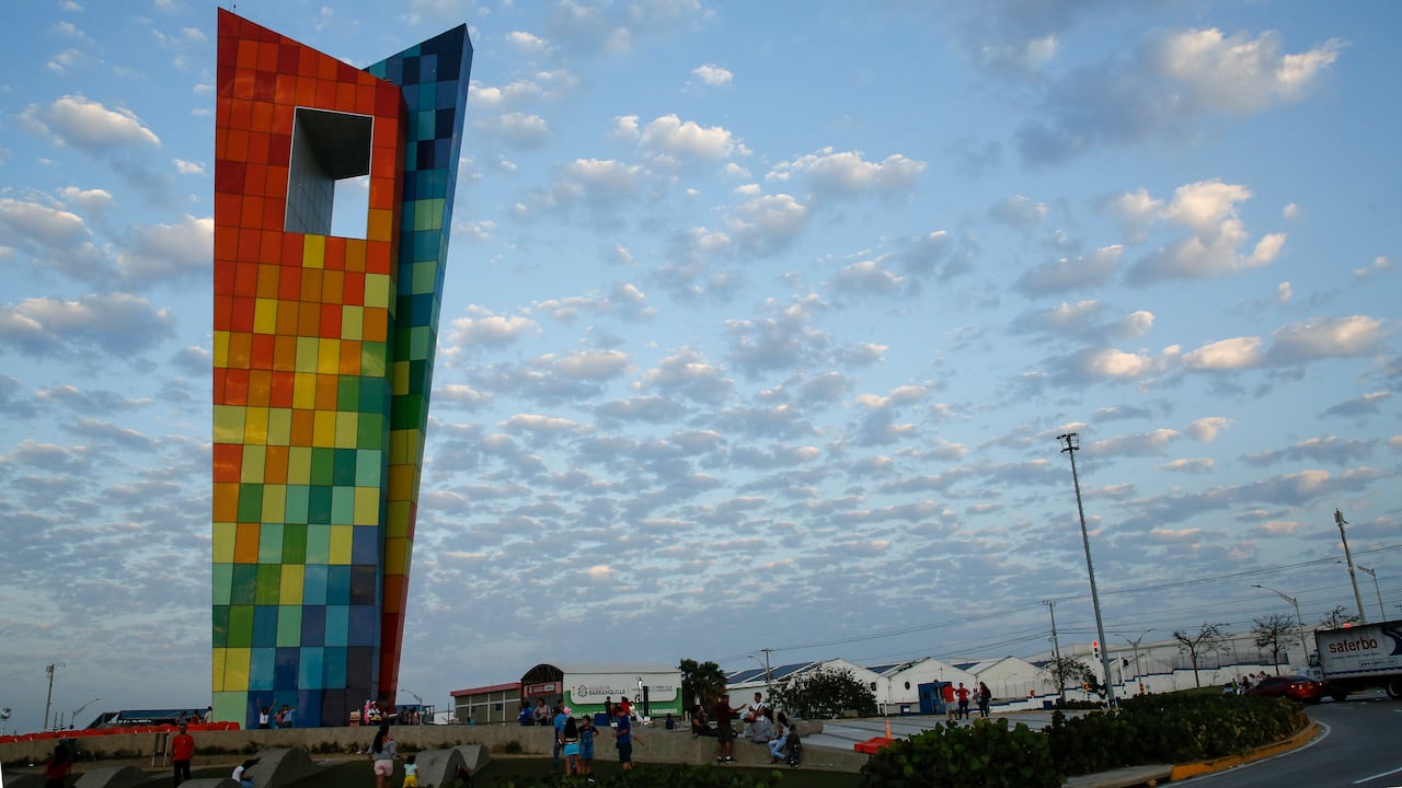 monumento Ventana al Mundo con una altura de 45 metros en la rotonda de la Vía 40 con Las Flores ícono de Barranquilla