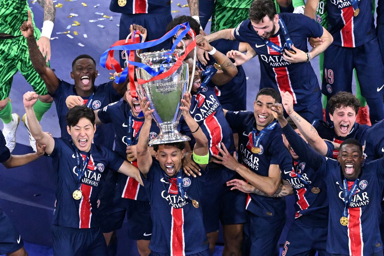 Los jugadores del Paris Saint-Germain celebran con el trofeo tras ganar la final de la UEFA Champions League.