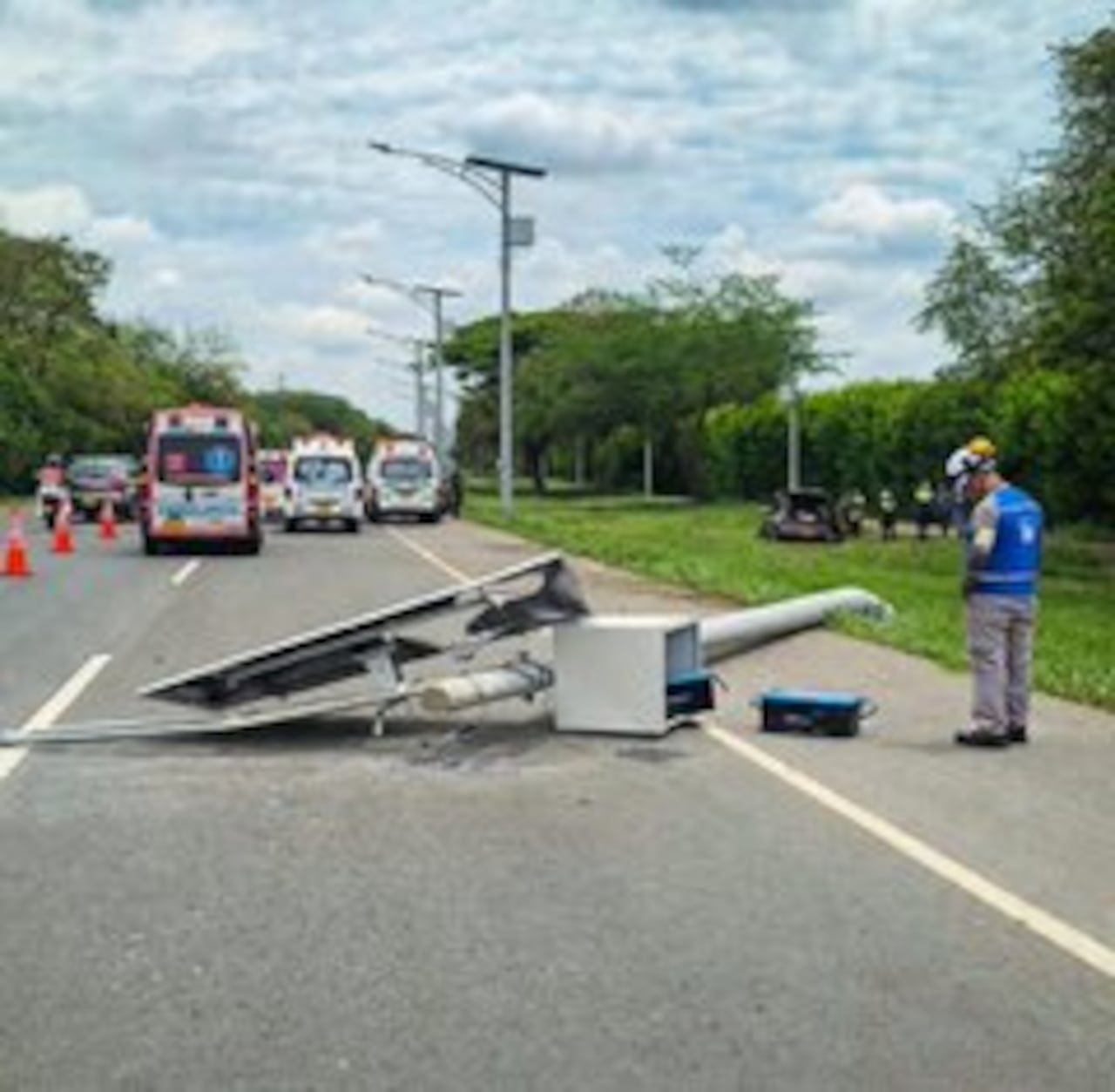 Automóvil particular se salió de la vía y se estrelló contra poste en la recta de Palmira.