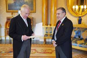 Roy Barreras presentó sus cartas credenciales, como embajador de Colombia ante el Reino Unido, al Rey Charles III en el palacio de Buckingham.. King Charles III receives Roy Leonardo Barreras Montealegre, Ambassador from the Republic of Colombia, during an audience in Buckingham Palace, London, Thursday Dec. 7, 2023. (Jonathan Brady/Pool photo via AP)