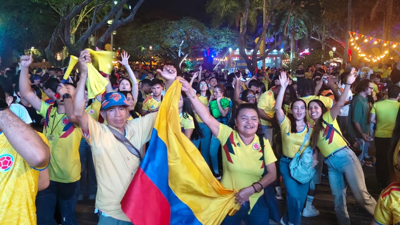 Aficionados en el parque de las Piedras, al centro de Cali.