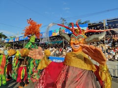 Las primeras comparsas del Carnaval de Cali Viejo llenan de color y música las calles de Cali, dando inicio al desfile.