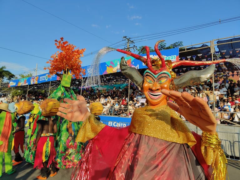 Las primeras comparsas del Carnaval de Cali Viejo llenan de color y música las calles de Cali, dando inicio al desfile.