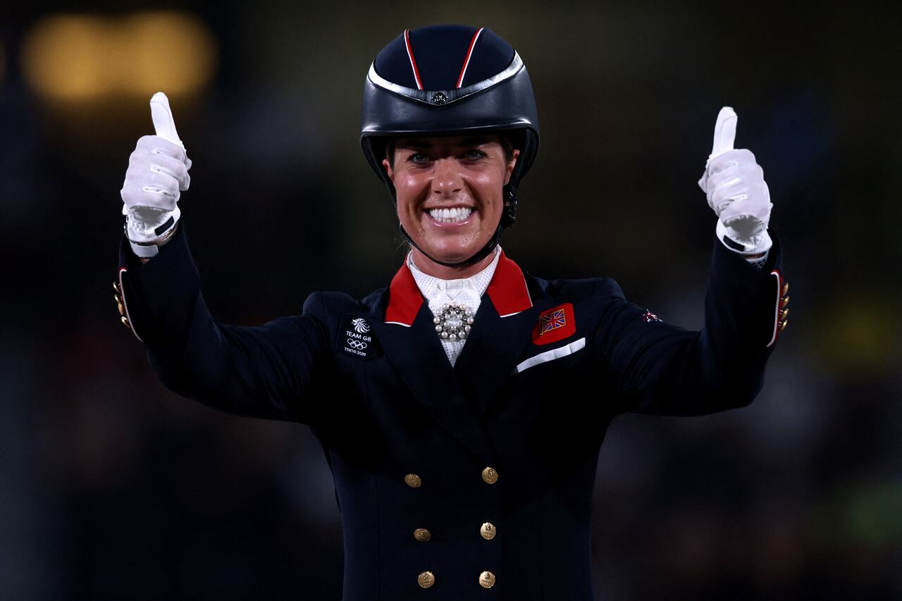 La británica Charlotte Dujardin montando a Gio reacciona después de competir en las finales individuales del gran premio de estilo libre de doma durante los Juegos Olímpicos de Tokio 2020 en el Parque Ecuestre de Tokio el 28 de julio de 2021.(Foto de Behrouz MEHRI / AFP)