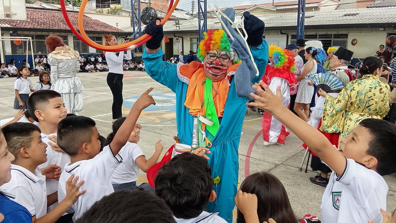 Con caracterizaciones de personajes clásicos de la televisión como El Chavo del Ocho y Los Picapiedra, los abuelitos del Hogar San Vicente de Paúl llenaron de risas y color el patio de la institución educativa.