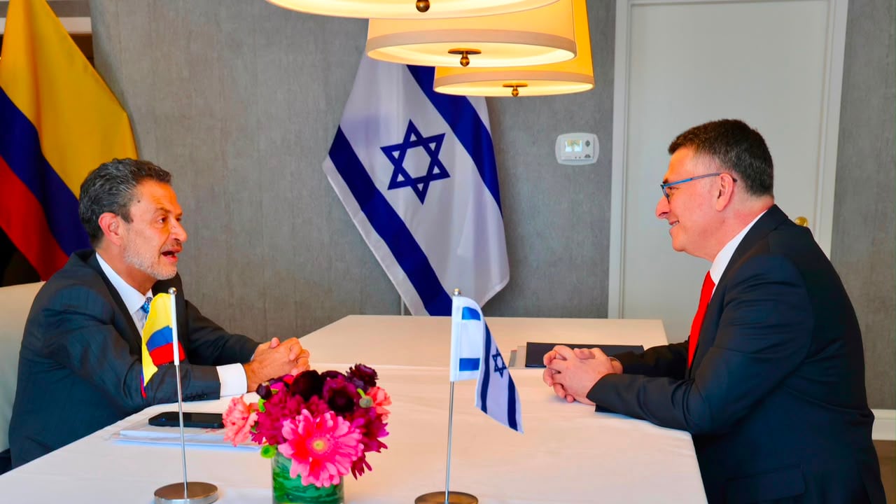 Ministro designado de Relaciones Exteriores Omar Bula Escobar con el canciller de Israel, Gideon Sa'ar.