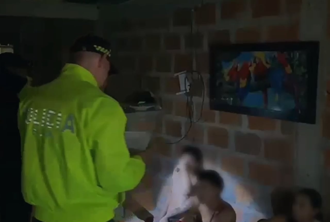 “Estos hombres eran responsables de generar violencia con homicidios en esta región y de comercializar estupefacientes. Con estas capturas, le estamos cerrando el cerco a quienes siembran terror en nuestras comunidades”, señaló el coronel Amaury Aguilera.
