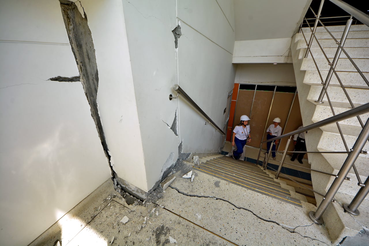 La torre de consulta externa del Hospital Carlos Holmes Trujillo, ubicado en el oriente de Cali, quedó en riesgo de colapso e inhabilitada completamente debido a los graves daños estructurales causados por el terremoto del pasado 10 de agosto de 2026. El sismo afectó sus ascensores, escaleras, muros y fachadas, obligando a evacuar los 40 consultorios que operaban en esa sede.