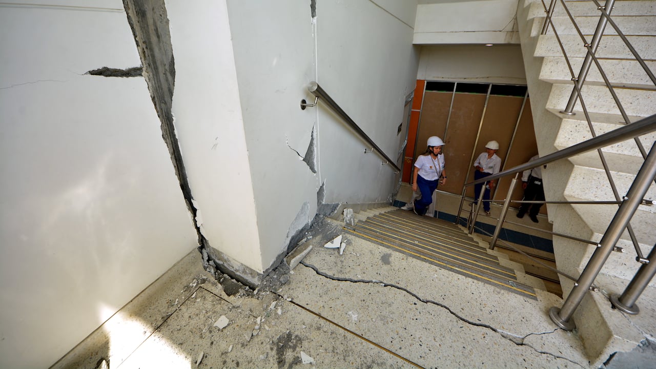 La torre de consulta externa del Hospital Carlos Holmes Trujillo, ubicado en el oriente de Cali, quedó en riesgo de colapso e inhabilitada completamente debido a los graves daños estructurales causados por el terremoto del pasado 10 de agosto de 2026. El sismo afectó sus ascensores, escaleras, muros y fachadas, obligando a evacuar los 40 consultorios que operaban en esa sede.