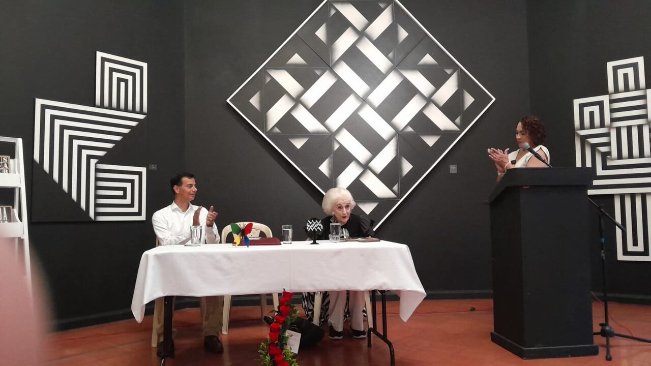 En medio de las celebraciones por los 43 años del Museo Rayo, de Roldanillo, su directora, la poeta y académica Águeda Pizarro fue homenajeada ayer, a las 10:00 a.m., con una Moción de Reconocimiento por parte de la representante a la cámara Marelen Castillo Torres.