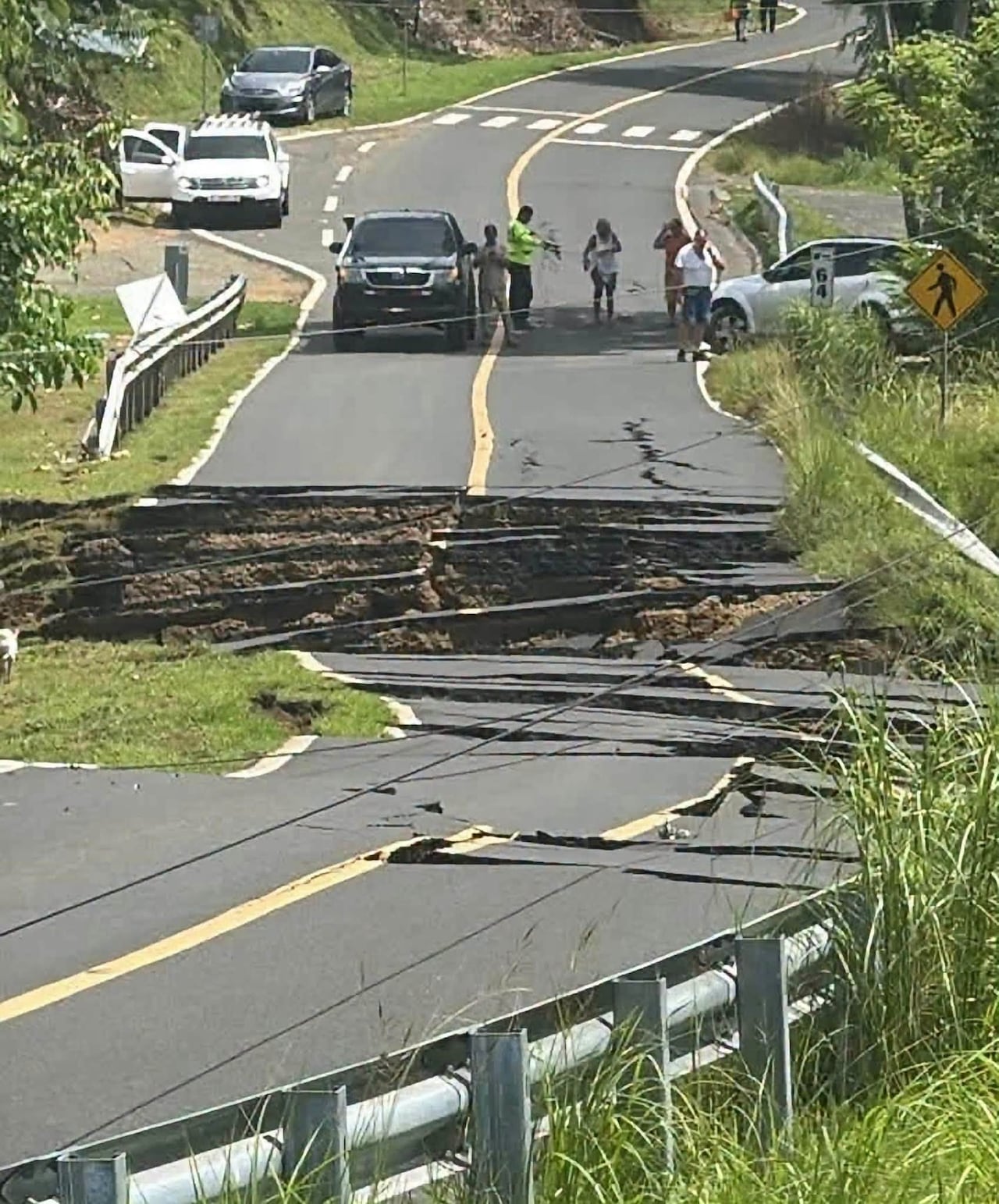 Un potente terremoto de magnitud 7,7 sacudió Panamá este viernes 9 de octubre de 2026, provocando daños en edificaciones, afectaciones en carreteras y evacuaciones en distintas zonas del país. Imágenes difundidas por medios internacionales muestran estructuras parcialmente colapsadas, daños en edificios y afectaciones en construcciones históricas, especialmente en sectores como Penonomé.