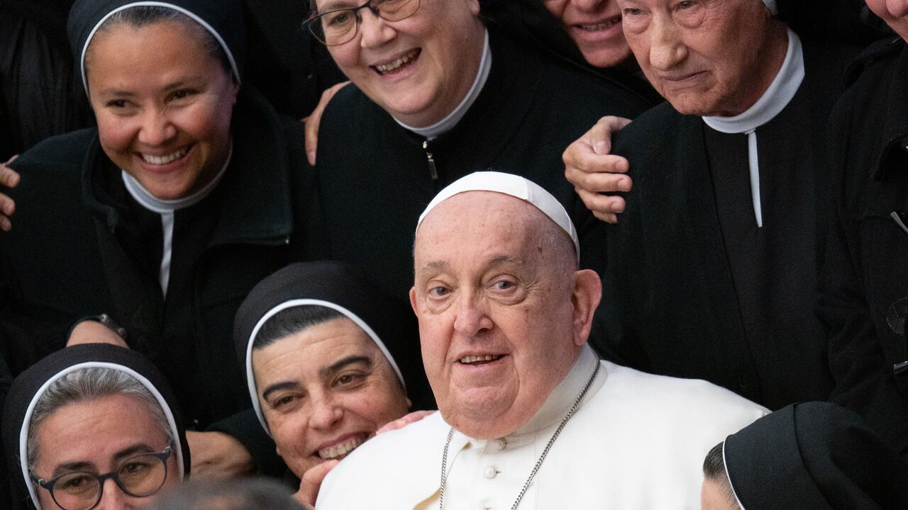 El Papa Francisco posa con monjas al final de una audiencia general semanal en el Aula Pablo VI del Vaticano el 5 de febrero de 2025. (Foto de Massimo Valicchia/NurPhoto vía Getty Images)