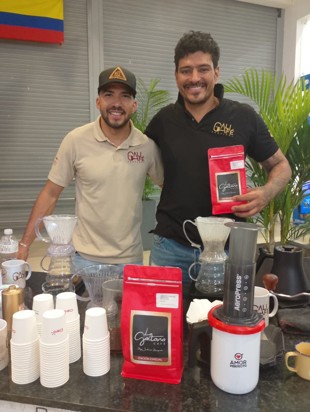 Edwin David Tascón, bicampeón nacional de baristas, se prepara para competir en el Mundial de Milán.