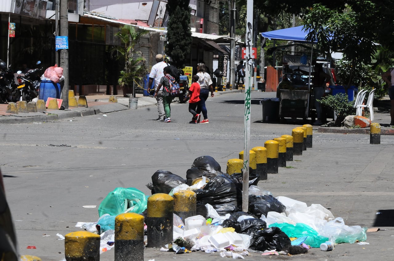 Cali: Males que rodean al Terminal de Trasporte de Cali. Basuras, Micrográfico, explotación de menores. Fotos José L Guzmán. EL País, Julio 19-23