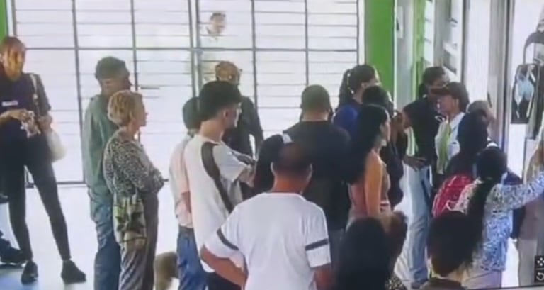 El momento de la agresión quedó registrado en las cámaras de seguridad de la estación Buitrera, en el sur de Cali