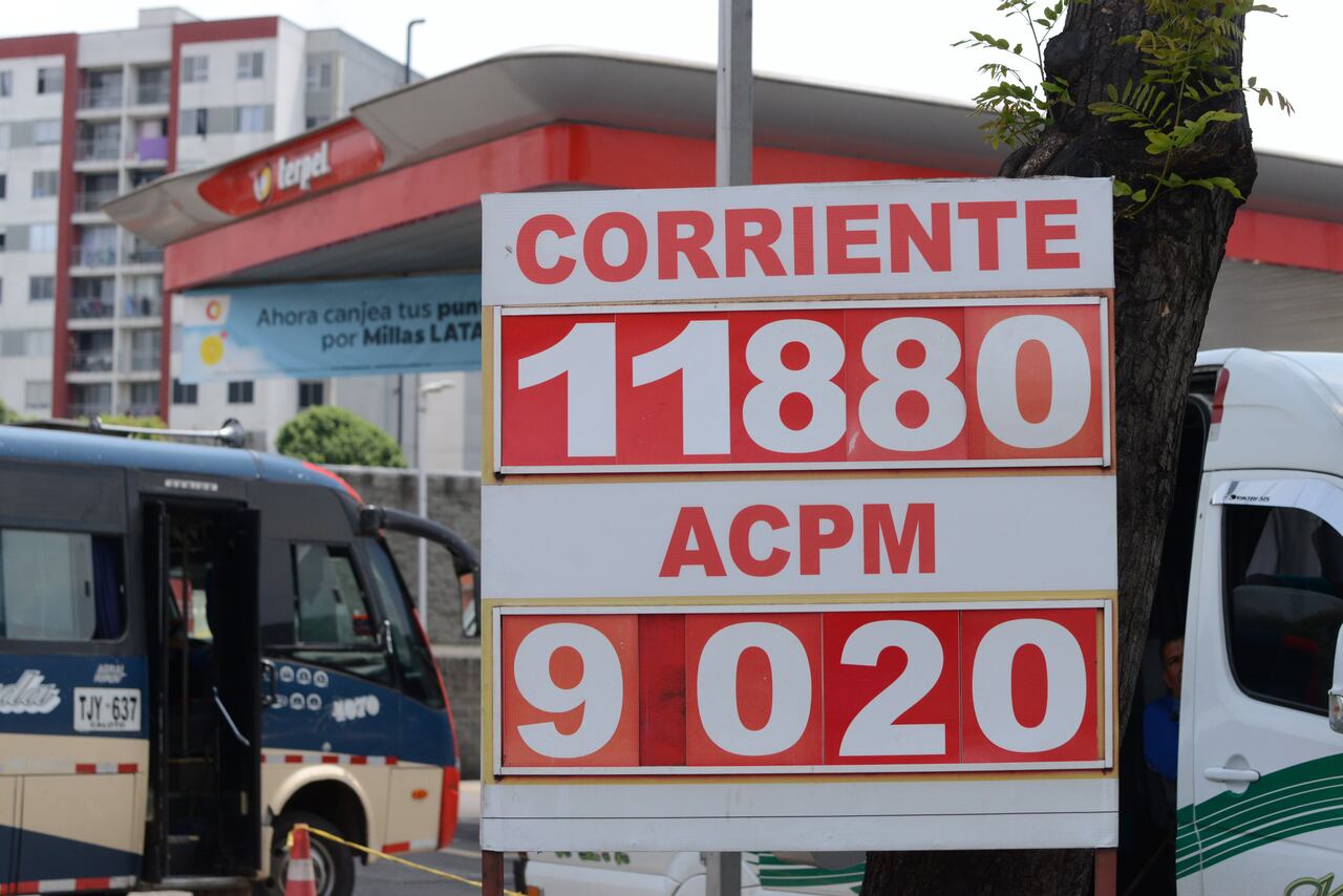 Activo: Cali. Las estaciones de combustible amanecieron con el mayor incremento en el precio del galón de gasolina ($ 600) en lo que va del gobierno del presidente Gustavo Petro. En los últimos 8 meses la gasolina se ha incrementado en $ 2600, aproximadamente, siendo este último de $ 600 el más alto.