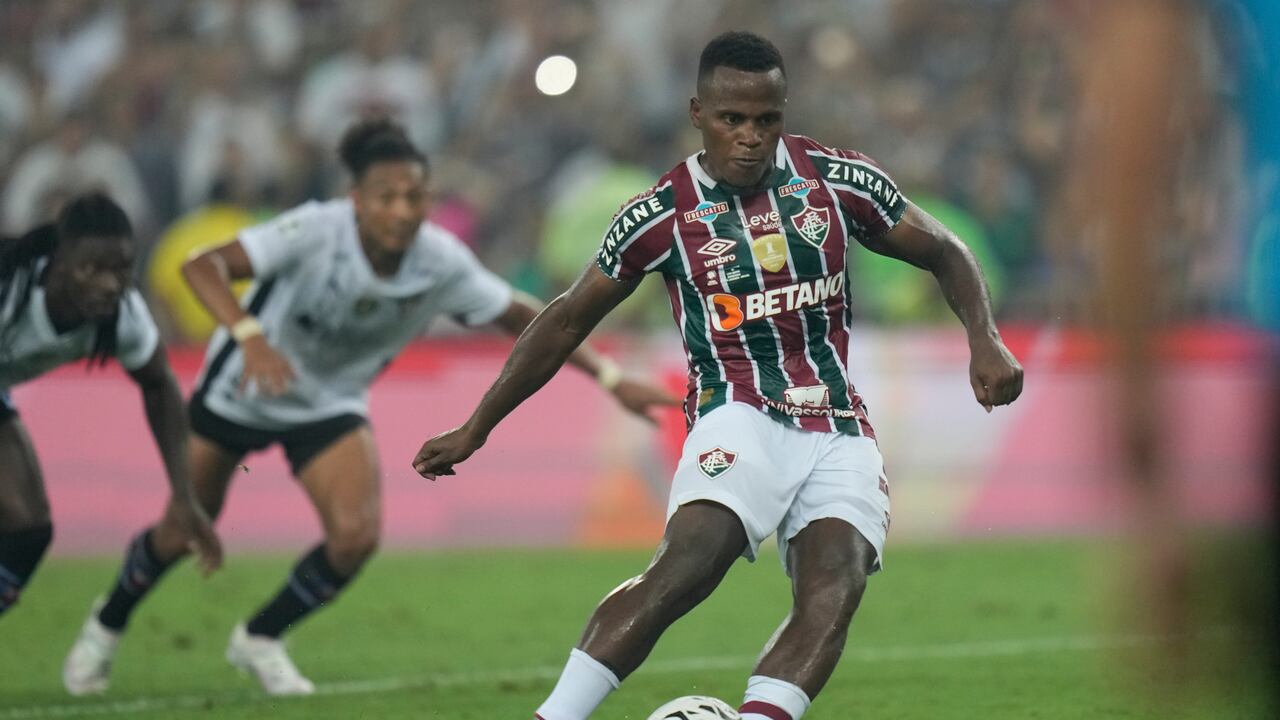 Jhon Arias del Fluminense de Brasil anota el segundo gol de su equipo desde el punto de penal durante el partido final de fútbol de la Recopa Sudamericana contra la Liga Deportiva Universitaria de Ecuador en el estadio Maracaná de Río de Janeiro, Brasil, el jueves 29 de febrero de 2024. (Foto AP/Silvia Izquierdo )