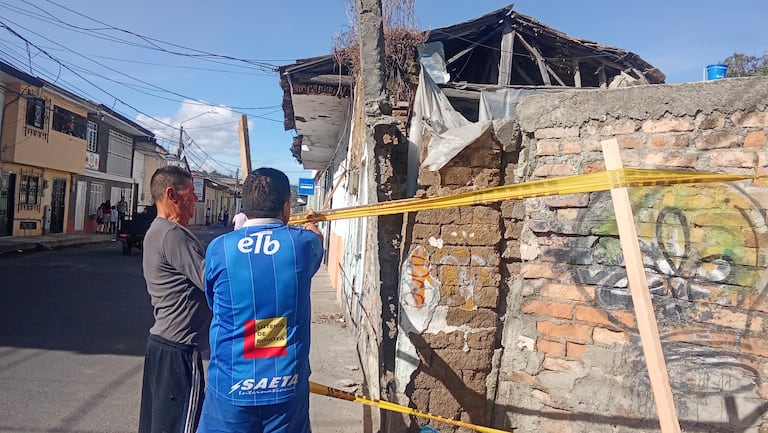 Las personas en Popayán se vieron obligados a clausurar varios andenes tras la posibilidad de colapso de fachadas y parades.