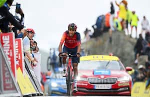 Egan Bernal corriendo para su equipo