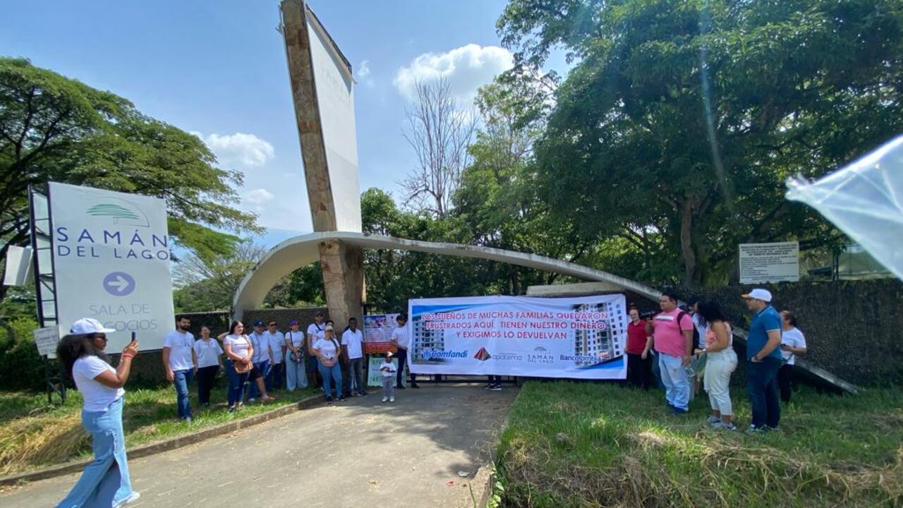 Compradores del proyecto de vivienda, Samán del Lago, salieron a manifestarse en las calles de Jamundí.