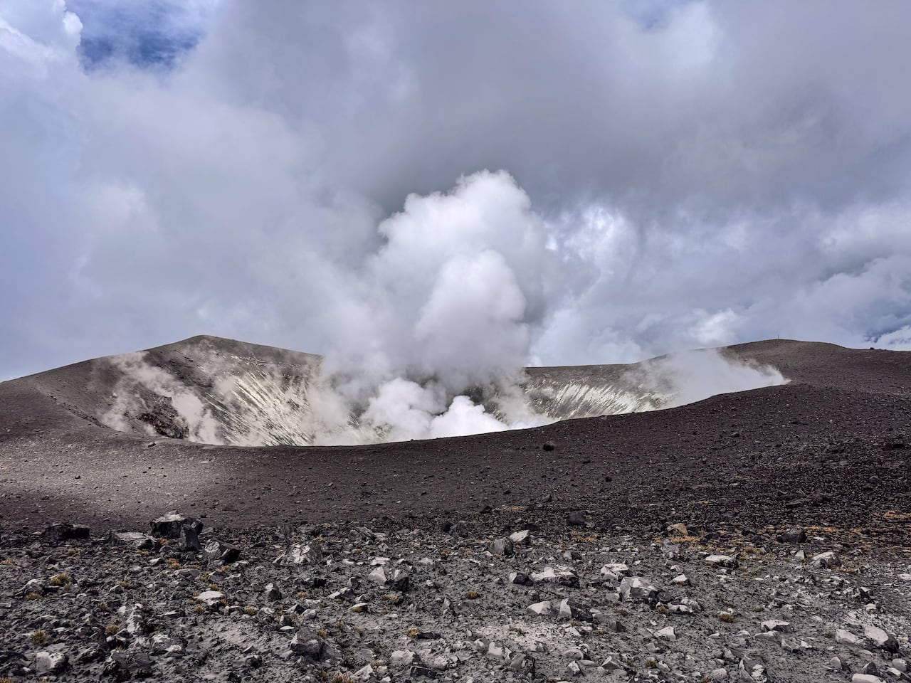 Desde la publicación del boletín extraordinario del día de este jueves 15 de enero y hasta el momento, se continúan presentando sismos asociados con el movimiento de fluidos dentro de la cadena volcánica, de tipo Largo Periodo (LP) y pulsos de Tremor (TR).