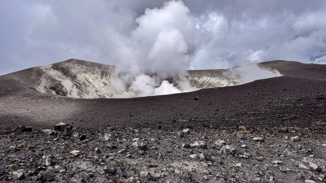 Desde la publicación del boletín extraordinario del día de este jueves 15 de enero y hasta el momento, se continúan presentando sismos asociados con el movimiento de fluidos dentro de la cadena volcánica, de tipo Largo Periodo (LP) y pulsos de Tremor (TR).