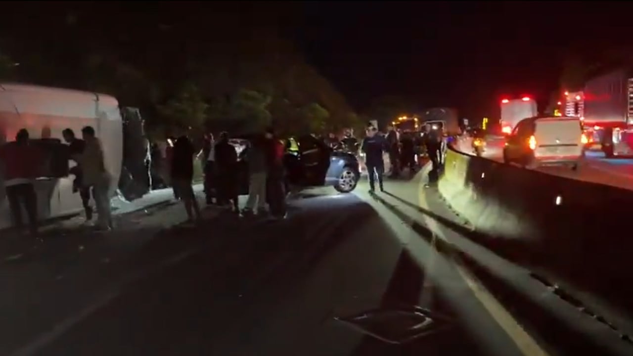 Un bus intermunicipal con 42 ocupantes se volcó en la vía Bogotá-La Vega; bomberos reportan personas atrapadas y varios heridos trasladados a centros médicos.