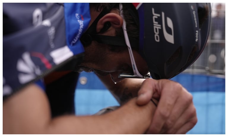 Las lágrimas de Thibaut Pinot al perder con Einer Rubio la etaa 13 del Giro