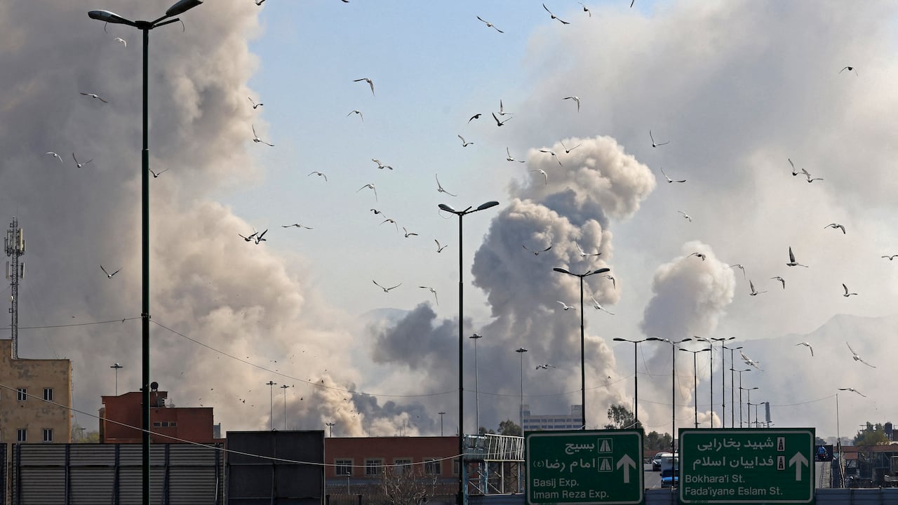 Continúan los bombardeos en Irán, especialmente en su capital, Teherán.