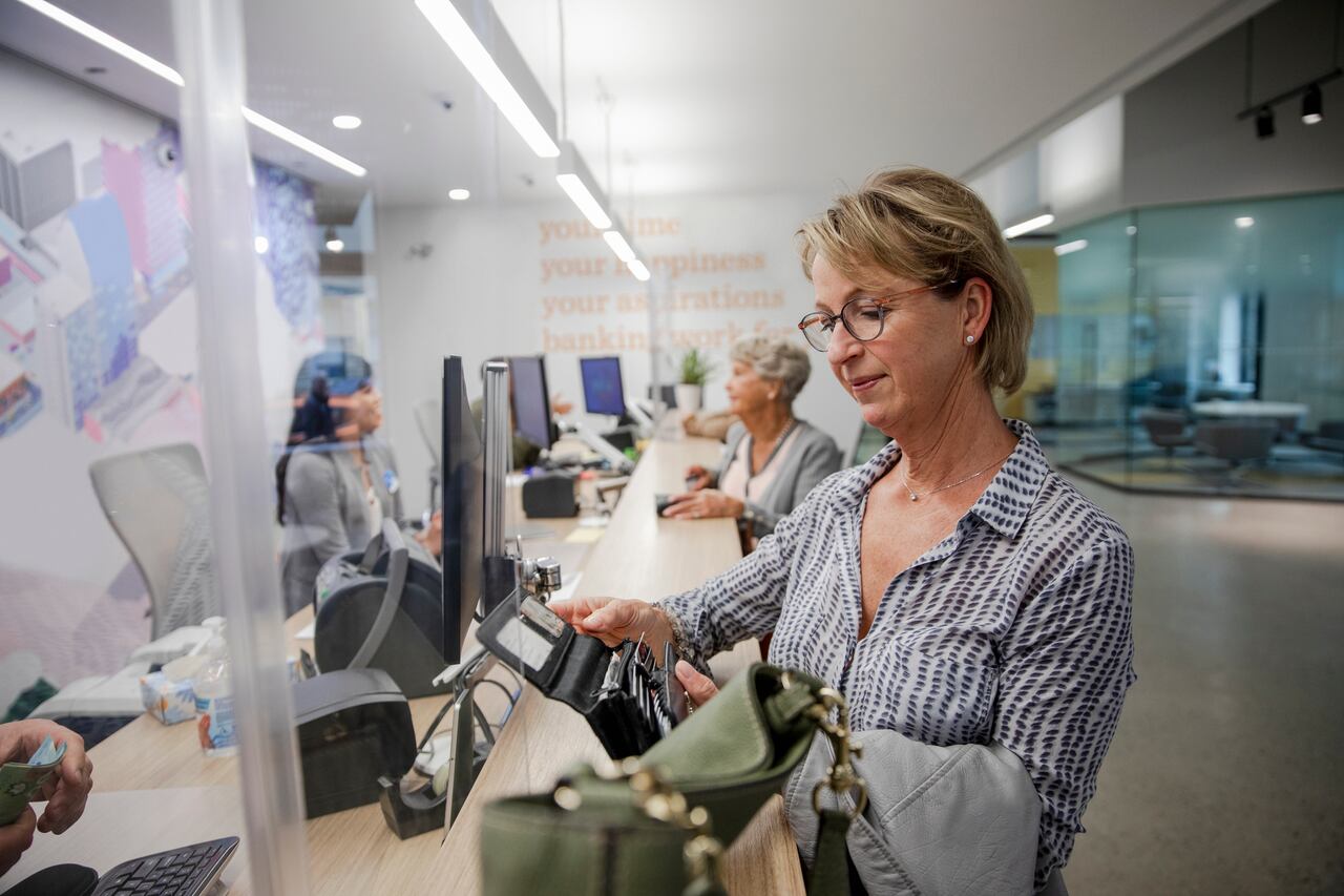 Persona en banco - bancos - vida crediticia - sucursales