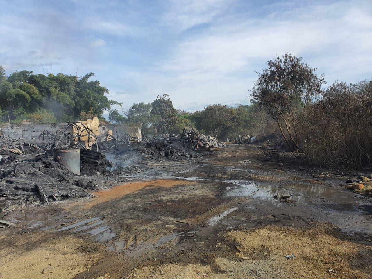 Debido a su ubicación, a 30 metros del Jarillón del río Cauca, en Juanchito, considerada una zona de alto riesgo de inundaciones, ninguna compañía aseguradora les vendió una póliza para este tipo de incidentes.