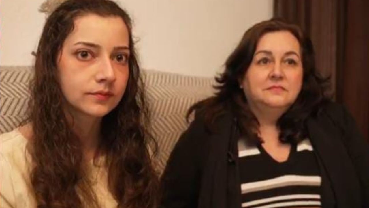 Noelia junto a su madre.