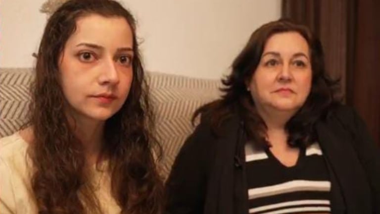 Noelia junto a su madre.