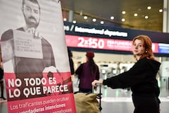 Las autoridades y algunos organismos internacionales han fortalecido las campañas de prevención en aeropuertos, uno de los puntos donde buscan sensibilizar a potenciales víctimas. Según la Unodc, además de la prevención, es vital fortalecer los canales de atención a las víctimas de este delito.
