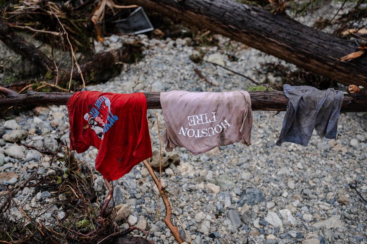 Ropa de niños colgada en la rama de un árbol a orillas del río Guadalupe, cerca de Camp Mystic