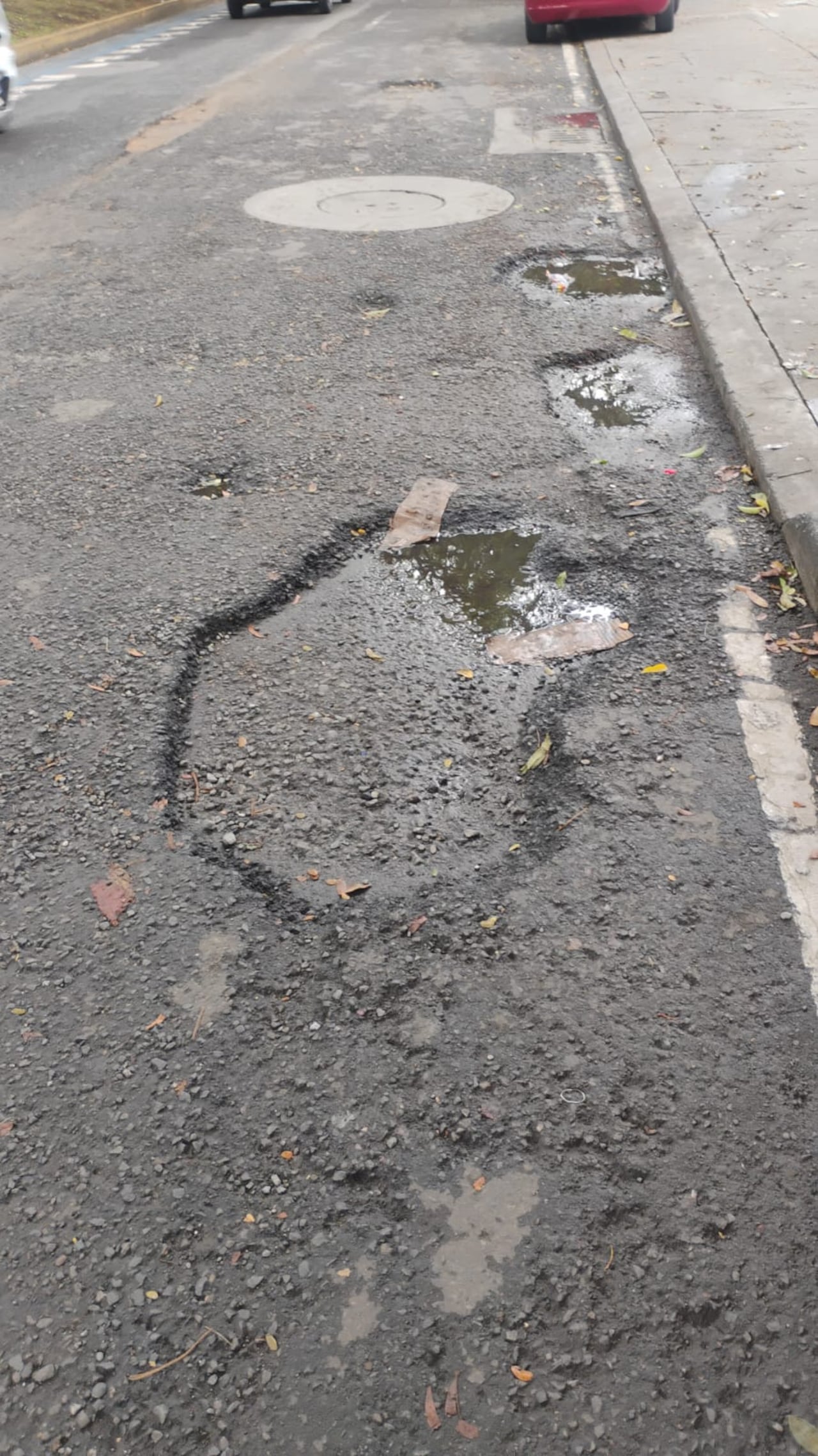 Los huecos ubicados entre la avenida 6 y la calle 44 generan preocupación entre vecinos por la frecuencia de incidentes viales en la zona.