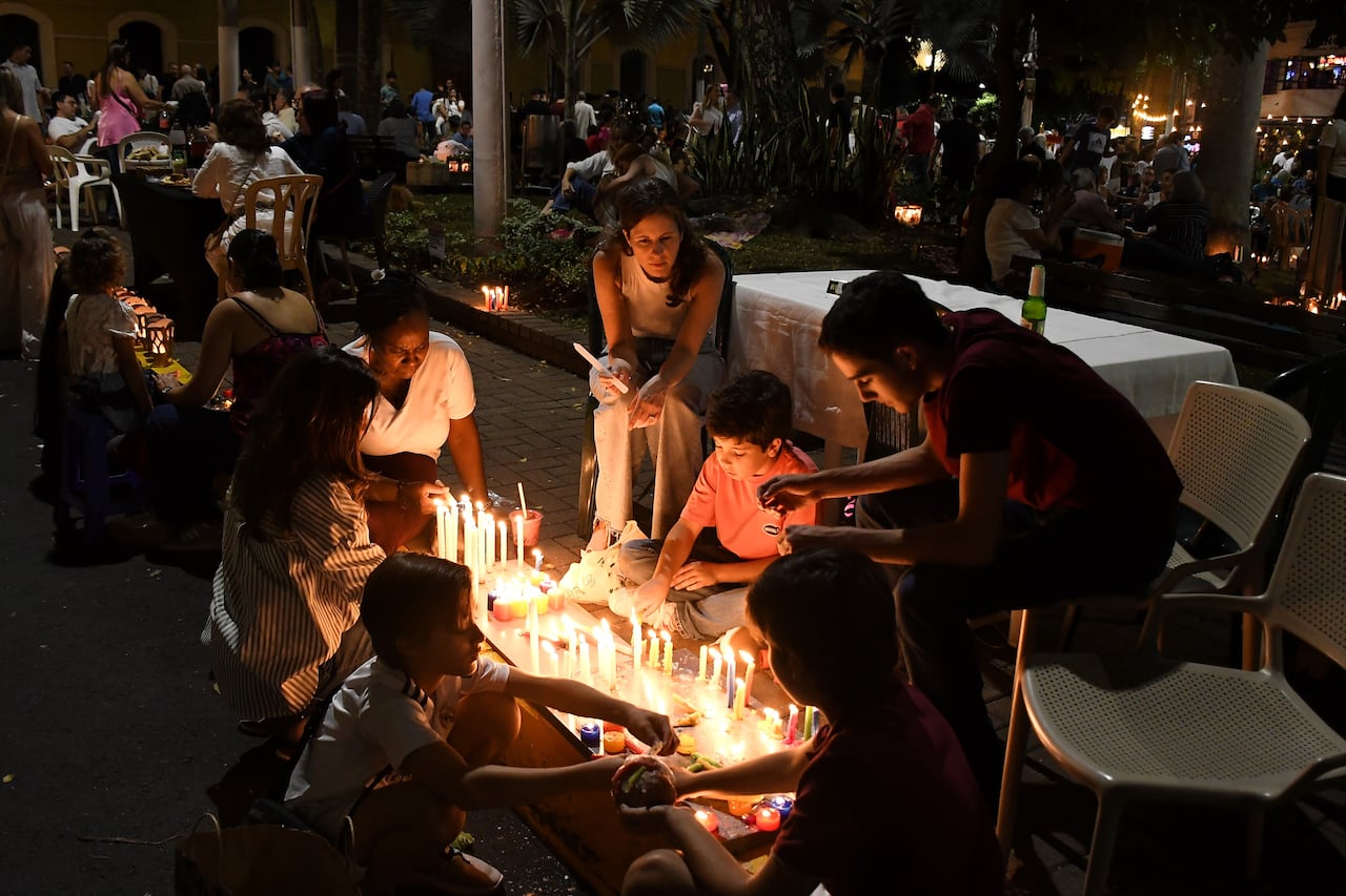 Cali: Familias unidas celebraron la noche de las velitas 7 de diciembre en Cali. foto José L Guzmán. El País
